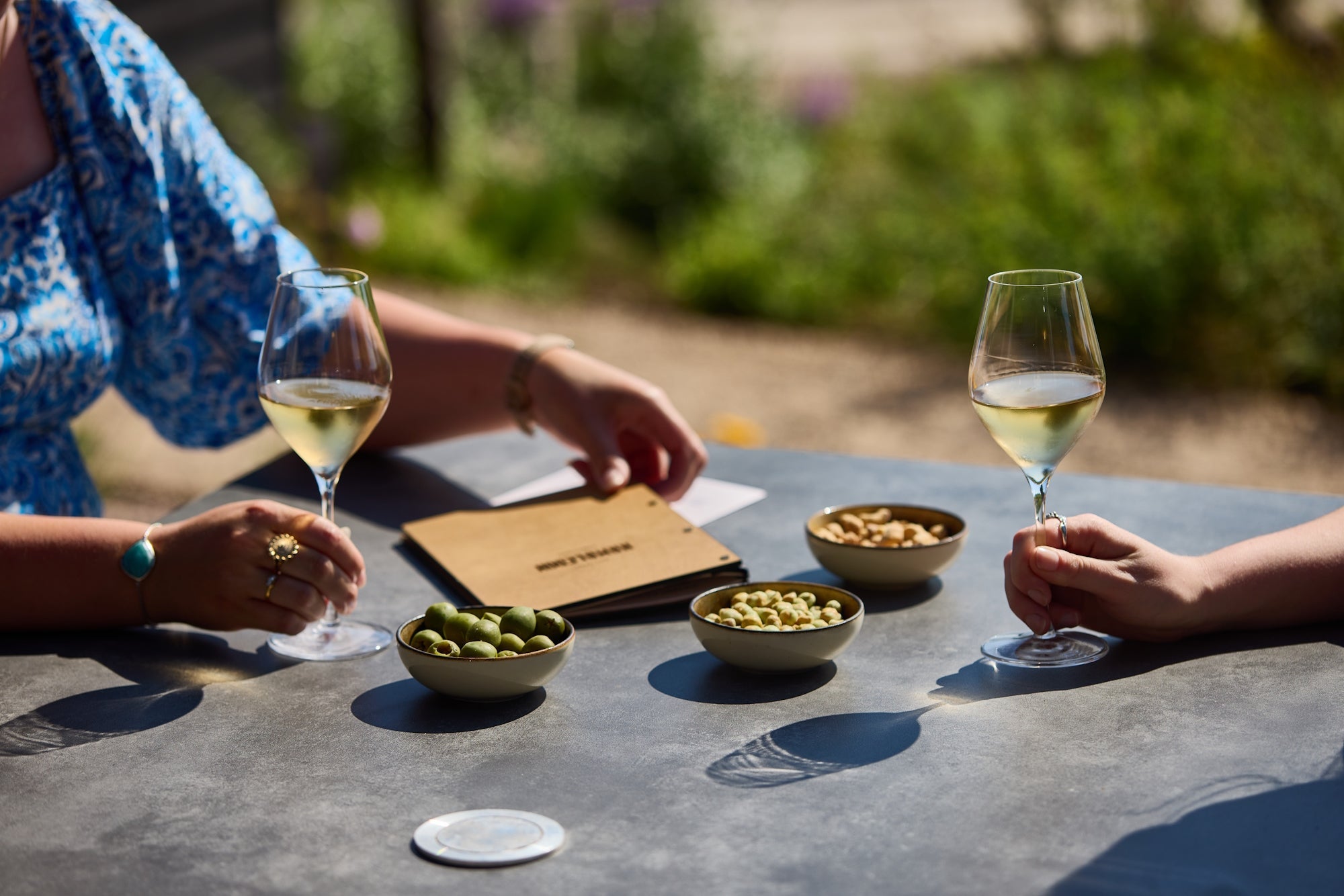 How to Serve English Sparkling Wine Perfectly